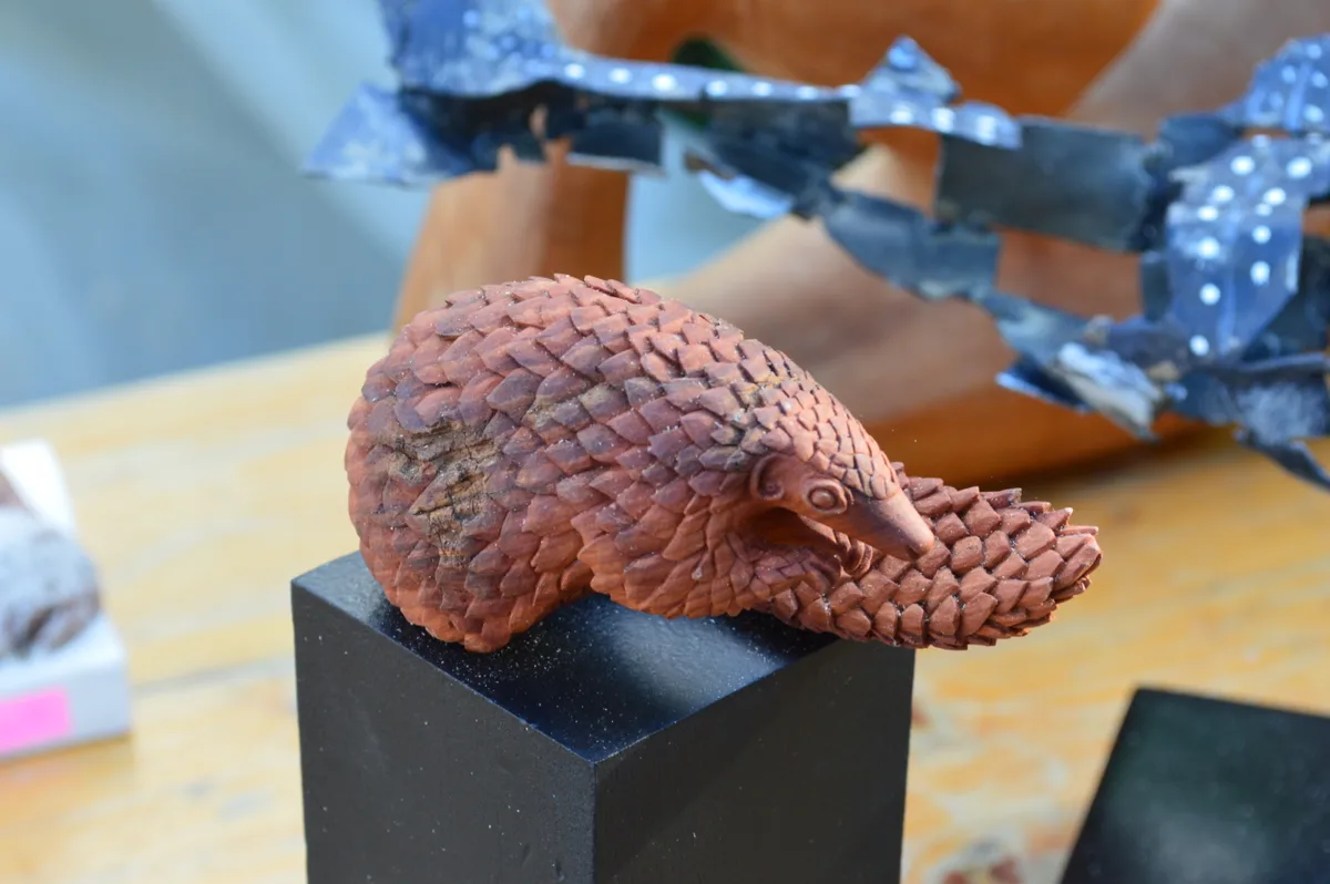 Ein Pangolin aus Holz.